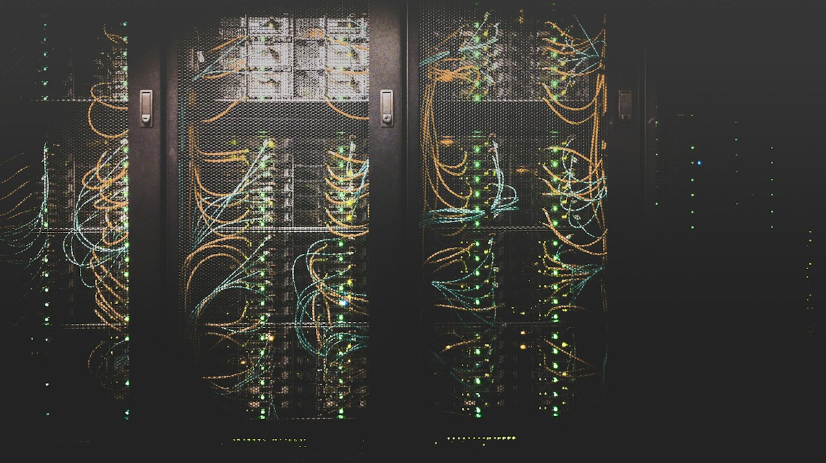 Serverkasten in een datacenter waar AI-modellen worden getraind